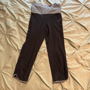 Aeropostale Women's Black and Gray Cropped Leggings